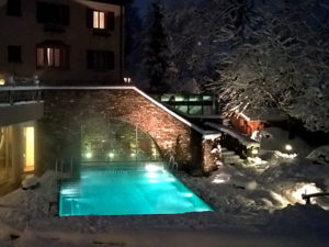 Beheizter Aussenpool am Abend Hotel Cresta Flims, Schweiz