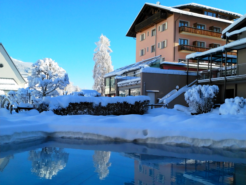 Aussenansicht Hotel Cresta Flims mit Pool